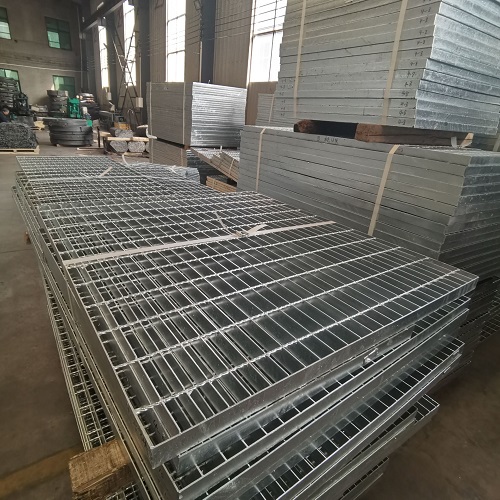 污水处理厂钢格板如何选？防滑耐腐是关键！