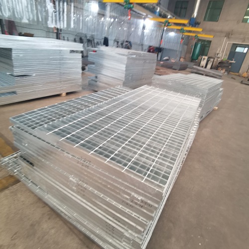 污水处理厂钢格板如何选？防滑耐腐是关键！