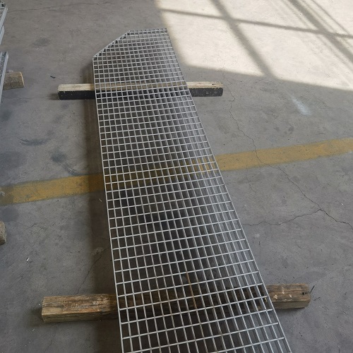 地铁站台钢格板防滑处理：避免雨天事故！
