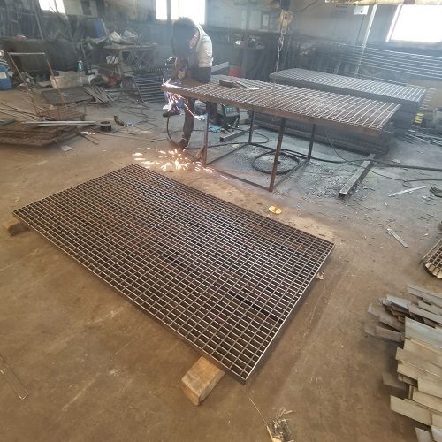 地铁站台钢格板防滑处理：避免雨天事故！