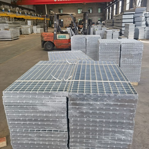 钢格板表面处理方式对比：喷漆、镀锌、不锈钢哪种更耐用？