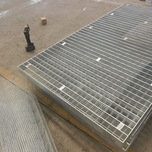 高空作业平台专用钢格板：安全承重设计全解析！