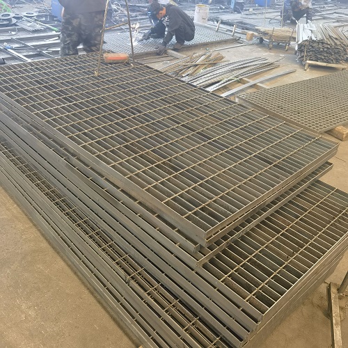 高空作业平台专用钢格板：安全承重设计全解析！